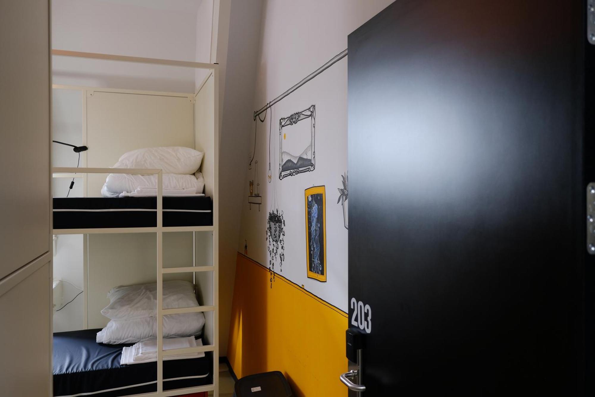Hostel & Bar De Basis 즈볼레 외부 사진